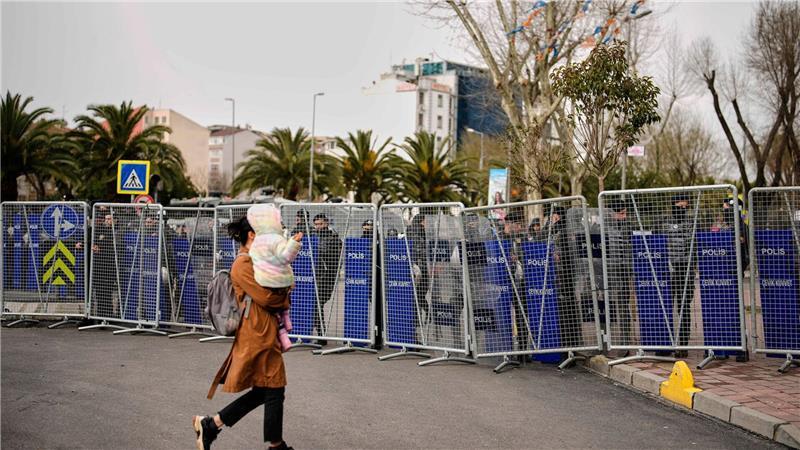 Erdogan-Gegner festgenommen – Putschversuch angeprangert Straßensperrungen und Demo-Verbot nach Imamoglus Festnahme.
