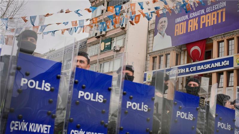 Erdogan-Gegner festgenommen – Putschversuch angeprangert Straßensperrungen und Demo-Verbot nach Imamoglus Festnahme.