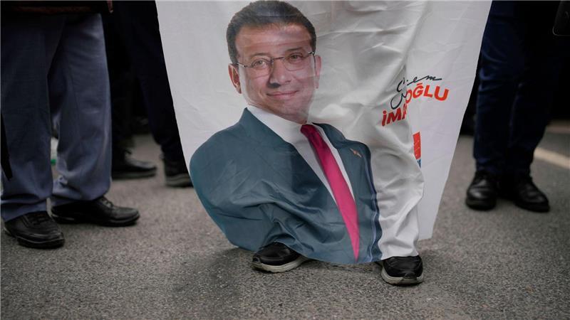 Erdogan-Gegner festgenommen – Putschversuch angeprangert Straßensperrungen und Demo-Verbot nach Imamoglus Festnahme.