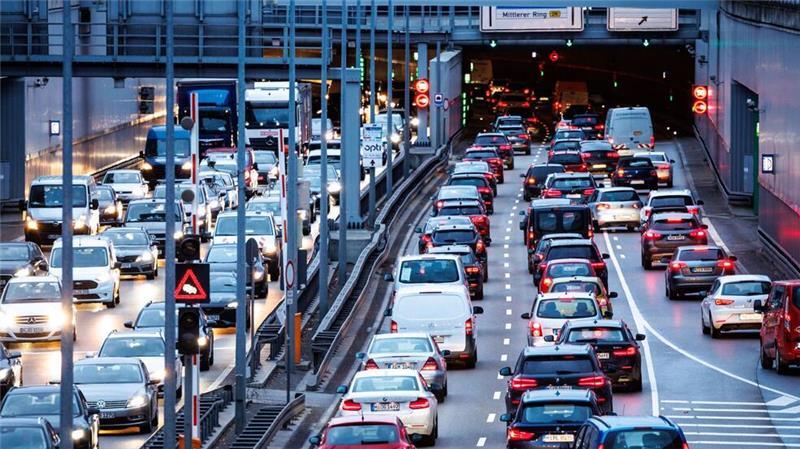 Feinstaub: Darum ist die Luft derzeit so schlecht – und für wen was folgt Straßenverkehr ist eine der Quellen für Feinstaub (Archivbild).
