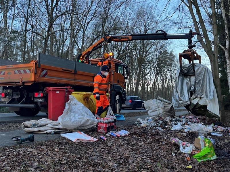 Straßenwärter entsorgen Müll und Habseligkeiten des Obdachlosen an der Bundesstraße 73 in Nottensdorf. Archiv-Foto: Vasel