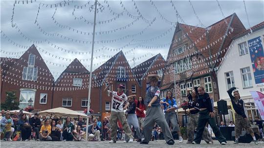 Street Explosion auf dem Petri-Platz: Im Rahmen des Straßenkunst-Programms kommen wieder coole Tänzer auf die Buxtehuder Open-Air-Bühne.