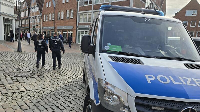 Tödliche Messerattacke in Stade: Polizei sucht Videos und Bilder Streife in der Fußgängerzone: Die Stader Polizei hat wie angekündigt die Präsenz in der Stadt Stade erhöht.