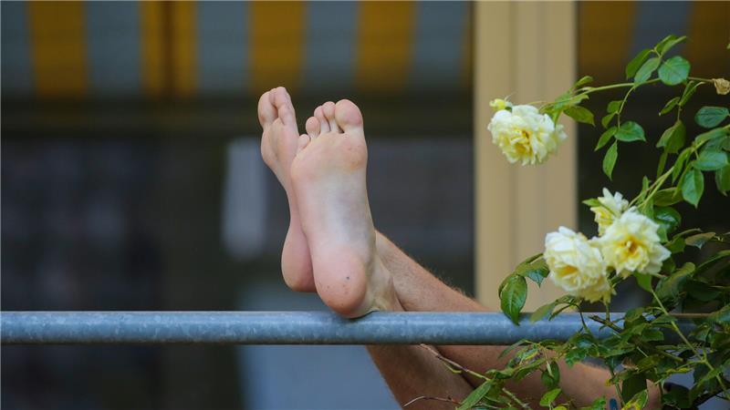Streifenfrei bräunen? Was auf dem eigenen Balkon erlaubt sein kann, sieht in der Öffentlichkeit ganz anders aus. 
