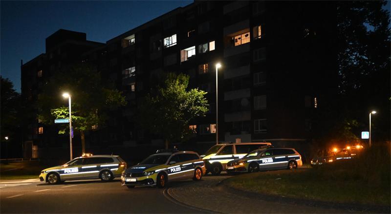 Vier Verletzte bei Schlägerei im Altländer Viertel in Stade Streifenwagen vor einem Mehrfamilienhaus im Altländer Viertel in Stade.