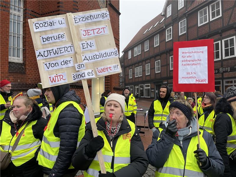 Streik: Erzieherinnen aus einer Kita in Aspe in der Samtgemeinde Fredenbeck demonstrierten schon am vergangenen Donnerstag für mehr Lohn. Foto: Richter