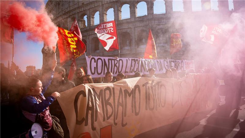 Streik in Italien: Auch in Rom wird gegen die Haushaltspläne der Meloni-Regierung demonstriert. 