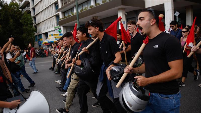 Streik legt Athen lahm: Bürger und Gewerkschaften demonstrieren für bessere Arbeitsbedingungen