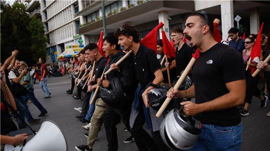Streik legt Athen lahm: Bürger und Gewerkschaften demonstrieren für bessere Arbeitsbedingungen