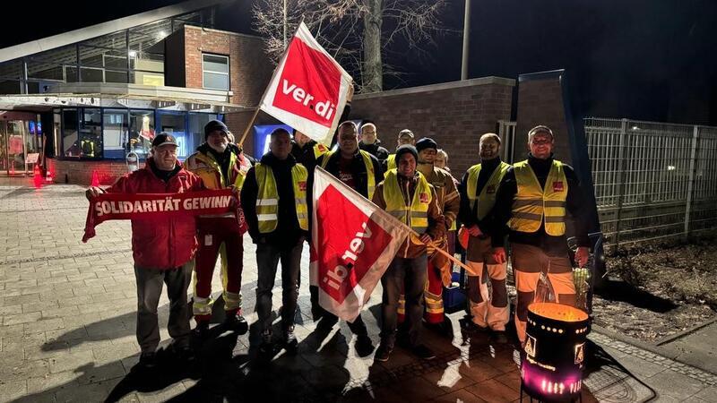 Streiken seit sechs Uhr morgens: Feuerwehrleute vor dem Werkstor des Stader Airbus-Werks am Donnerstagabend.