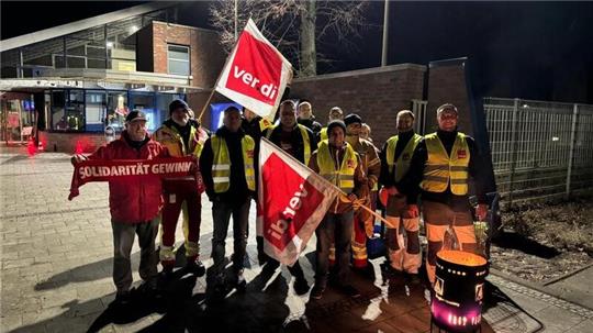 Streiken seit sechs Uhr morgens: Feuerwehrleute vor dem Werkstor des Stader Airbus-Werks am Donnerstagabend.