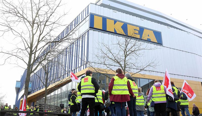 Warnstreiks bei Ikea in Hamburg – Einschränkungen für Kunden möglich Streikende Ikea-Mitarbeiter stehen bei einer Kundgebung vor einer Ikea-Filiale in Hamburg-Altona. In Hamburg haben zahlreiche Mitarbeiterinnen und Mitarbeiter der Möbelhaus-Kette Ikea am Freitag ihre Arbeit niedergelegt. Foto: Bodo Marks/dpa
