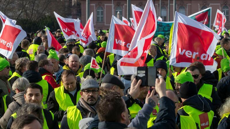 Verdi legt ÖPNV für bessere Arbeitsbedingungen lahm Streikende aus den Bundesländer Hessen, Rheiland-Pfalz und dem Saarland bei einer Kundgebung in Wiesbaden.