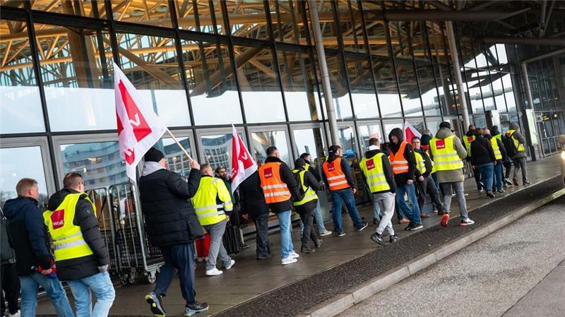 Warnstreiks stoppen Flieger, Schiffe und Fähren Streikende demonstrieren am Morgen am Flughafen Hamburg.