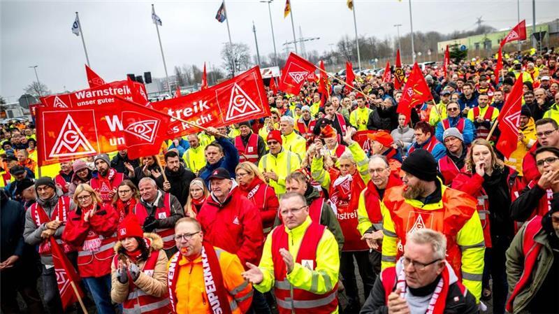 66.000 Autobauer bei VW-Streiks: „Vorstand raus!“ Streikende stehen vor dem Volkswagen-Werk Emden.
