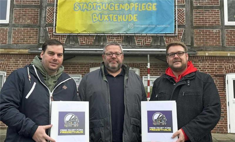 Streiten gemeinsam für den Erhalt des Freizeithauses: Lars Neuber, Ralf Dessel und Achim Biesenbach (von links).
