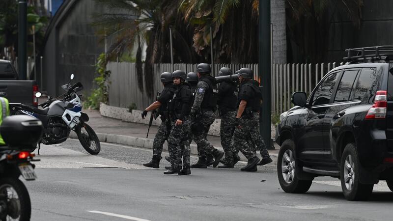 Bandengewalt in Ecuador: Militär soll Gangs ausschalten Streitkräfte sind in der Nähe des Fernsehsenders TC Televisión im Einsatz, nachdem Bewaffnete während einer Live-Übertragung in die Räumlichkeiten eingedrungen sind.