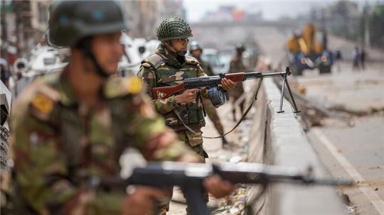 Streitkräfte stehen Wache in der Hauptstadt Dhaka