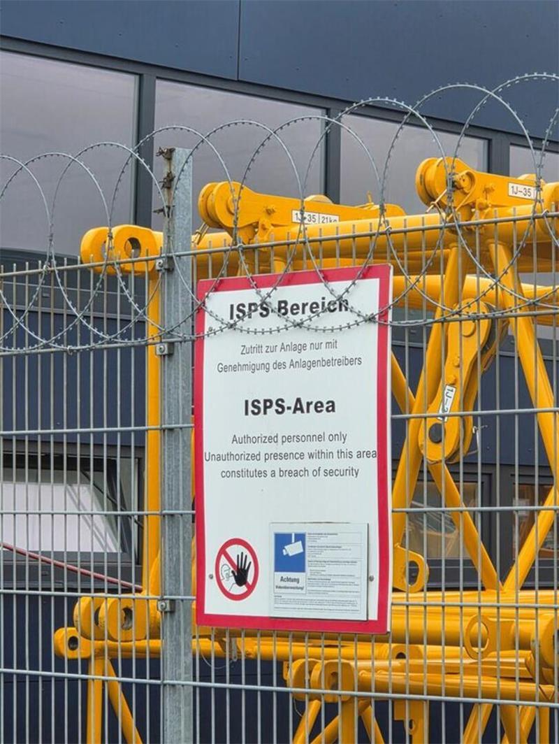 Wal ist frei: „Fortuna B“ abgeschirmt in Cuxhaven – GPS-Signal wirft Fragen auf Streng gesichert: Der Zugang zum Bereich der 'Fortuna B‘ im Cuxhavener Hafen ist nur autorisiertem Personal gestattet. Foto: Brettschneider
