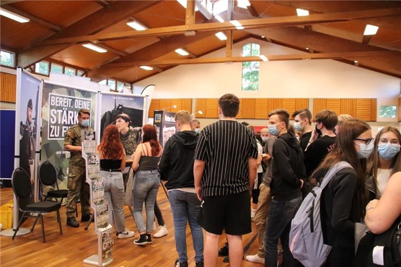 Streng getrennt nach Schulen und Klassen informierten sich am Donnerstag mehr als 360 SChülerinnen und Schüler bei der Ausbildungsbörse der CDU in der Eulsete-Halle.