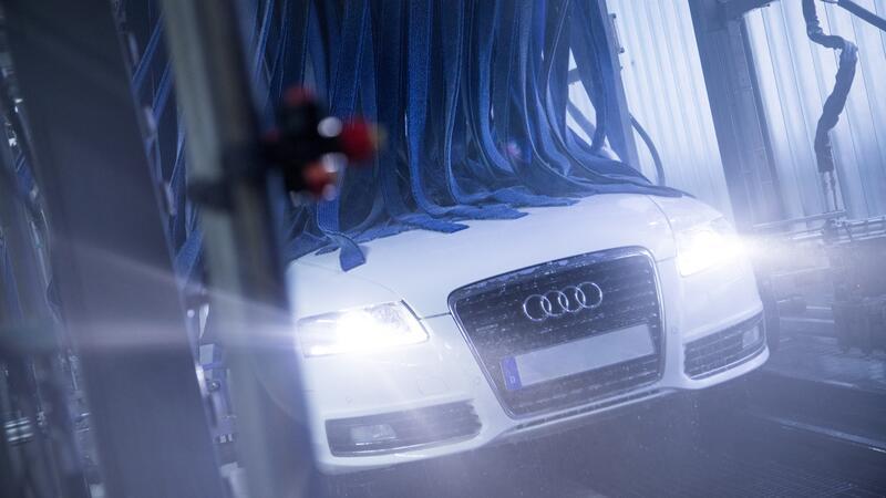Warum das Autowaschen in dieser Woche so wichtig ist Streusalzreste können manchem Fahrzeug ganz schön zu schaffen machen.
