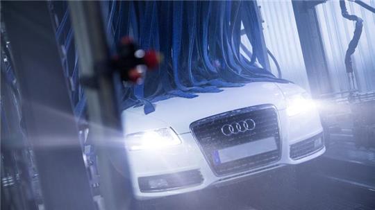 Streusalzreste können manchem Fahrzeug ganz schön zu schaffen machen.