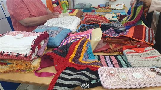 Strickprodukte werden für einen guten Zweck verkauft.
