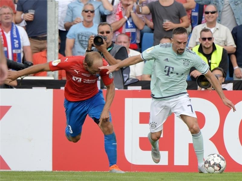 Strittig vor dem 0:1: Franck Ribérys Hand landet an Meikel Klees Kopf.