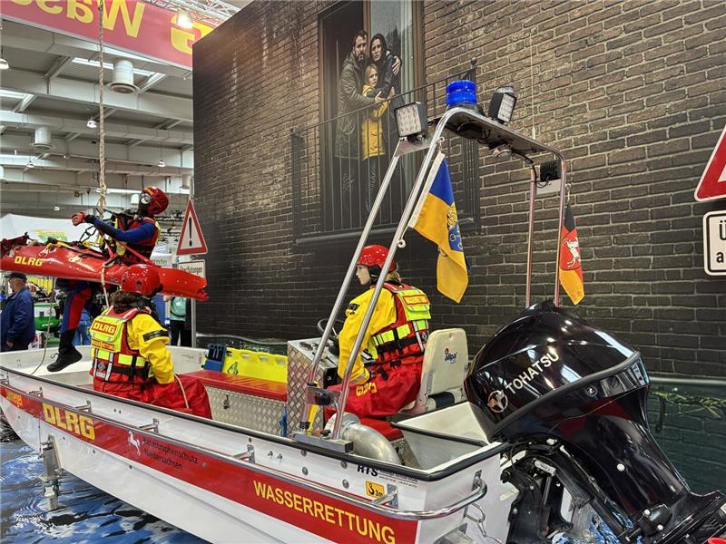 Auf Mission in Hannover: Buxtehuder Wasserretter rüsten sich Strömungsretter im Einsatz auf dem DLRG-Stand, zu sehen ist das Buxtehuder Boot.