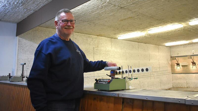 Wilfried Peters legt Zielscheiben ein am Luftgewehrschießstand in Horneburg.