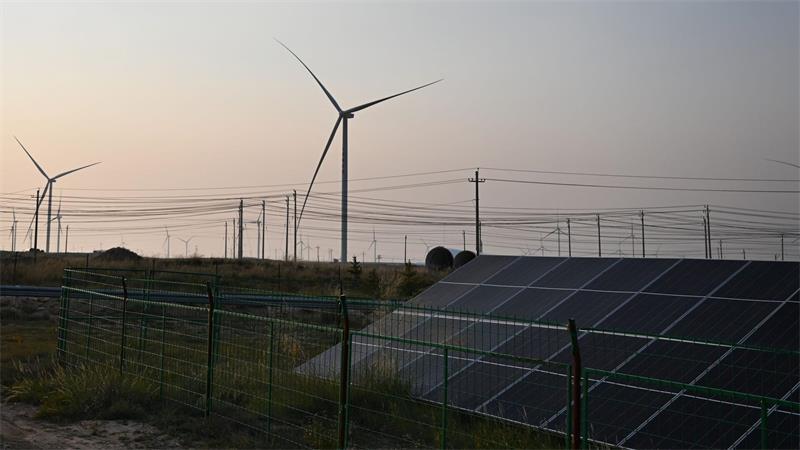 Strom aus Sonnen- und Windkraft hat gegenüber Kohle einen geringeren Anteil in Chinas Stromnetz. (Symbolbild) 