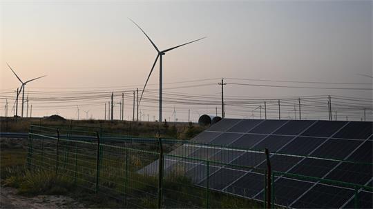 Strom aus Sonnen- und Windkraft hat gegenüber Kohle einen geringeren Anteil in Chinas Stromnetz. (Symbolbild) 