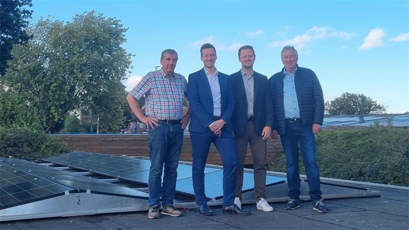 Strom fürs Schützenheim: Reinhardt Behrendt, Manuel Bossemeyer und Henrik Klinger von der Sparkasse Stade-Altes Land und Helwig Schwartau (von links) stehen vor der neuen Photovoltaik-Anlage.