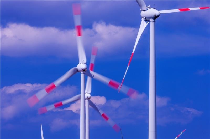 Strom, im Norden aus Windkraft produziert, muss in den Süden und Westen der Republik transportiert werden. Foto: Jens Büttner/dpa
