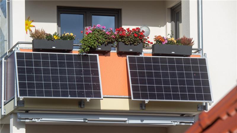 Strom vom Balkon kann sich lohnen: Dank Massenproduktion sind Mini-Solaranlagen deutlich günstiger geworden – und das zahlt sich auf lange Sicht aus.