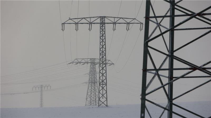 Stromleitungen von Avacon: Wegen des Wintersturms rüstet der Versorger die Bereitschaft auf. (Archivbild)