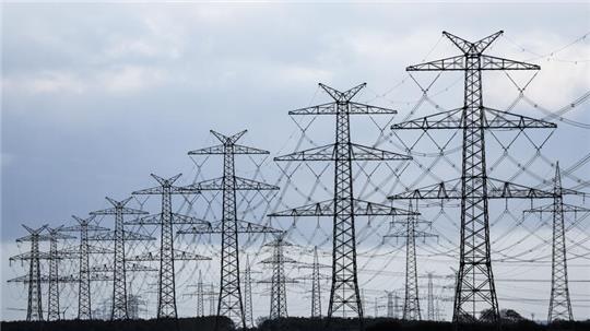 Strommasten des vierten Abschnitts der Tennet-Westküstenleitung in Klixbüll im Norden.