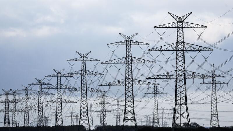 Kauf von Tennet-Stromnetz gescheitert Strommasten in Klixbüll neben dem Tennet-Umspannwerk Klixbüll/Süd.