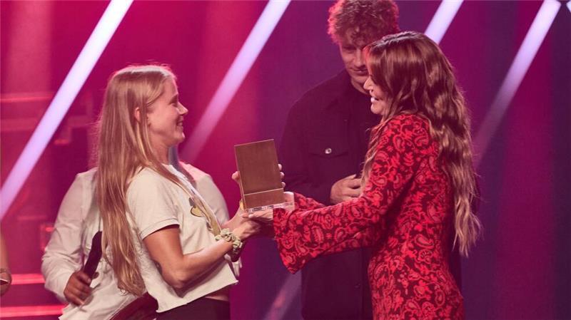 Strongboi gewinnt Nachwuchspreis des Reeperbahn-Festivals Strongboi-Sängerin Alice Phoebe Lou (links) bekam die Siegertrophäe von den Jurymitgliedern Tim Bendzko und Julia Stone (rechts) überreicht.