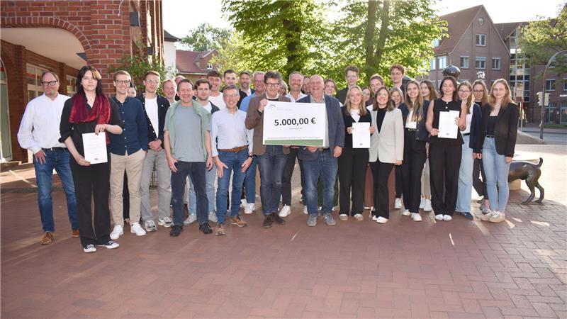 Studenten der Hochschule 21, ihr Professor Philipp Kamps, Stephan Löhden von Viebrockhaus sowie Vertreter aus Politik und Verwaltung stellten sich nach der Präsentation zum gemeinsamen Foto auf.