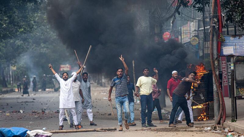 Studenten stehen bei dem Protest in Dhaka Polizisten gegenüber.