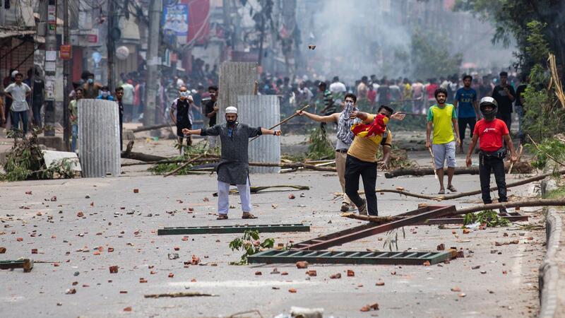 Studenten stehen bei dem Protest in Dhaka Polizisten gegenüber.
