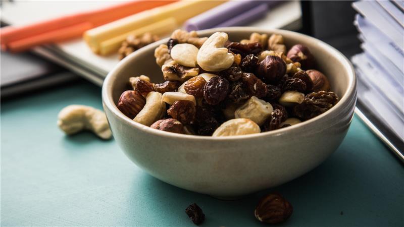 Studentenfutter ist als Snack beliebt: Doch Mineralölbestandteile können über Maschinen, Verpackungen oder Transport in die Nussmischungen gelangen. 