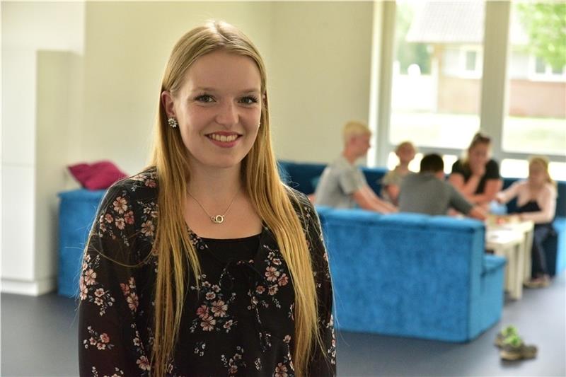 Studentin Lisa Enkhardt (20) arbeitet im Jugendzentrum in Fredenbeck . Die Gemeinde übernimmt die Studiengebühren. Foto Beneke