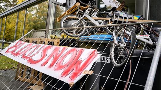 Studentinnen und Studenten blockierten am Mittwoch das Otto-Suhr-Institut der Freien Universität Berlin, um sich gegen Aufrüstung und Sozialkürzungen zu stellen. Die Aktion wurde von der Initiative „Gen Z regelt“ organisiert. 