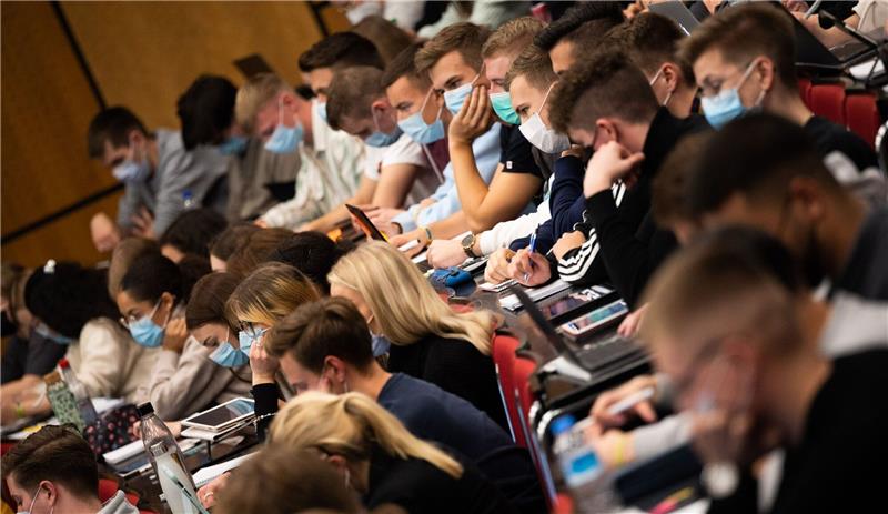 Studentinnen und Studenten sitzen in einer Vorlesung im Audimax in der Universität Hannover.