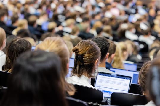 Studentinnen und Studenten sitzen während einer Vorlesung in einem Hörsaal (Symbolbild). Foto: Rolf Vennenbernd/dpa