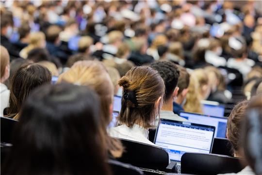 Studentinnen und Studenten sowie Azubis haben einer neuen Yougov-Umfrage zufolge im Schnitt ein höheres Stressempfinden als Arbeitnehmer, die ihre Ausbildung hinter sich haben.
