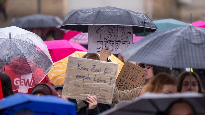 Hochschul-Warnstreik - Aktionen in über 70 Städten Studentische Mitarbeiter der Brandenburger Hochschulen und Forschungseinrichtungen während einer Kundgebung in Potsdam.