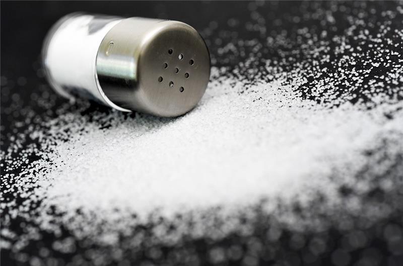 Studien zeigen, dass zu viel Salz im Essen ungesund ist - zu wenig kann aber auch schädlich sein. Foto: Andrea Warnecke/dpa-tmn/dp